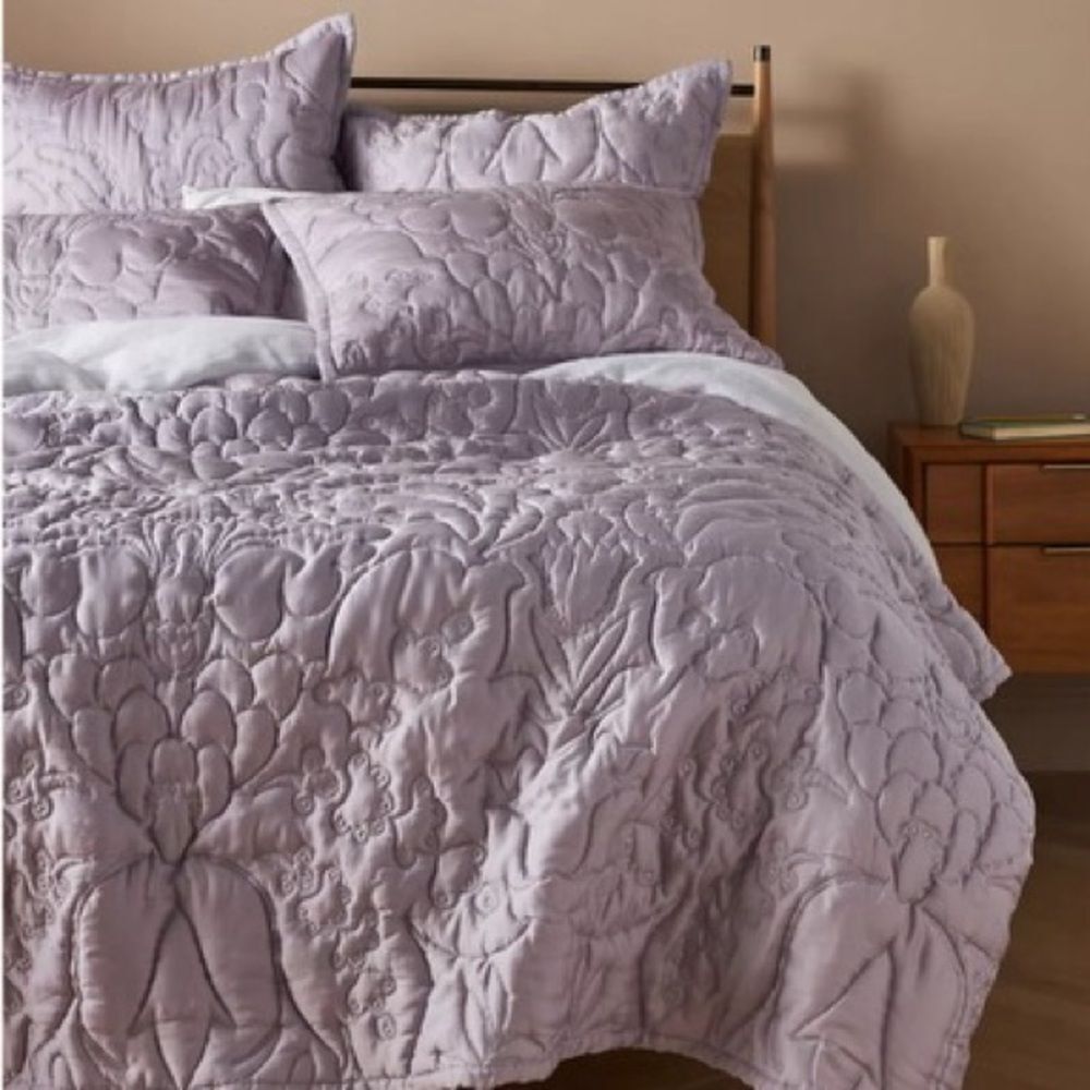 Anthropologie Embroidered Tatiana Quilt Size Full Bedding Brand New Lavender